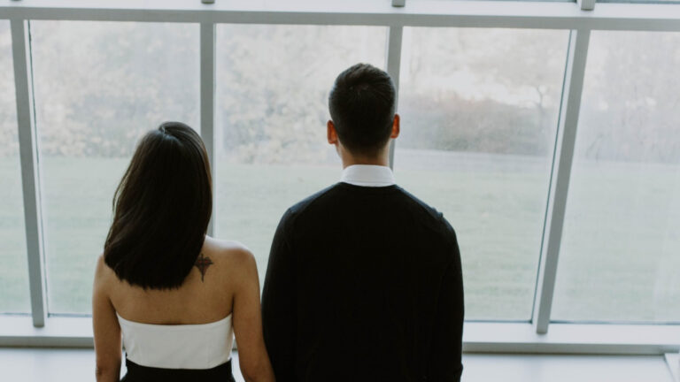Warum Männer sich entfernen: 14 unbewusste Fehler, die Eure Liebe gefährden